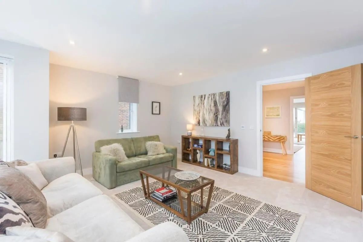 Image 4 of Stylish new home with parking – king beds garden