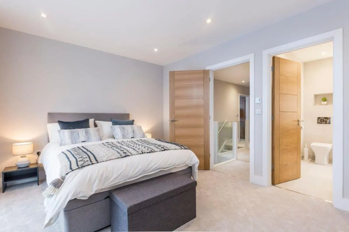 Image 6 of Stylish new home with parking – king beds garden