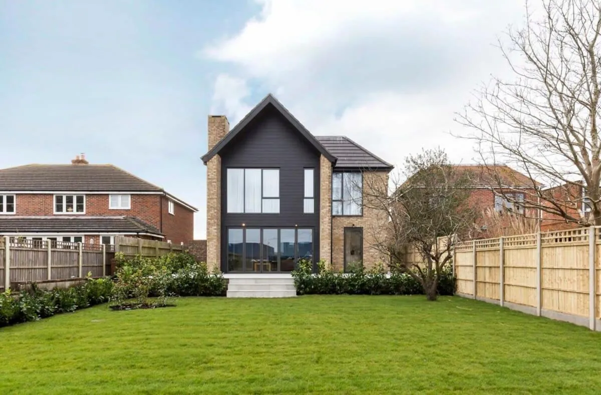 Image 5 of Stylish new home with parking – king beds garden