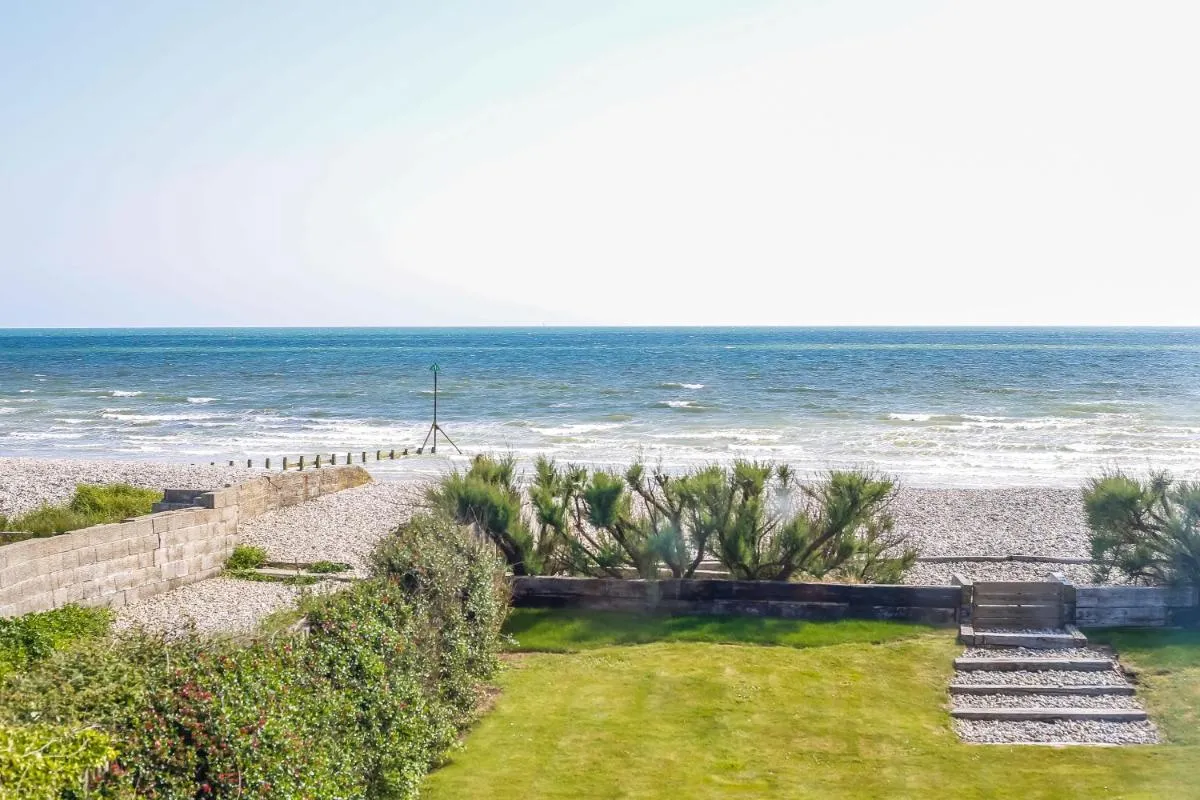 Image 1 of Sunshine – Beachfront home in Bracklesham Bay