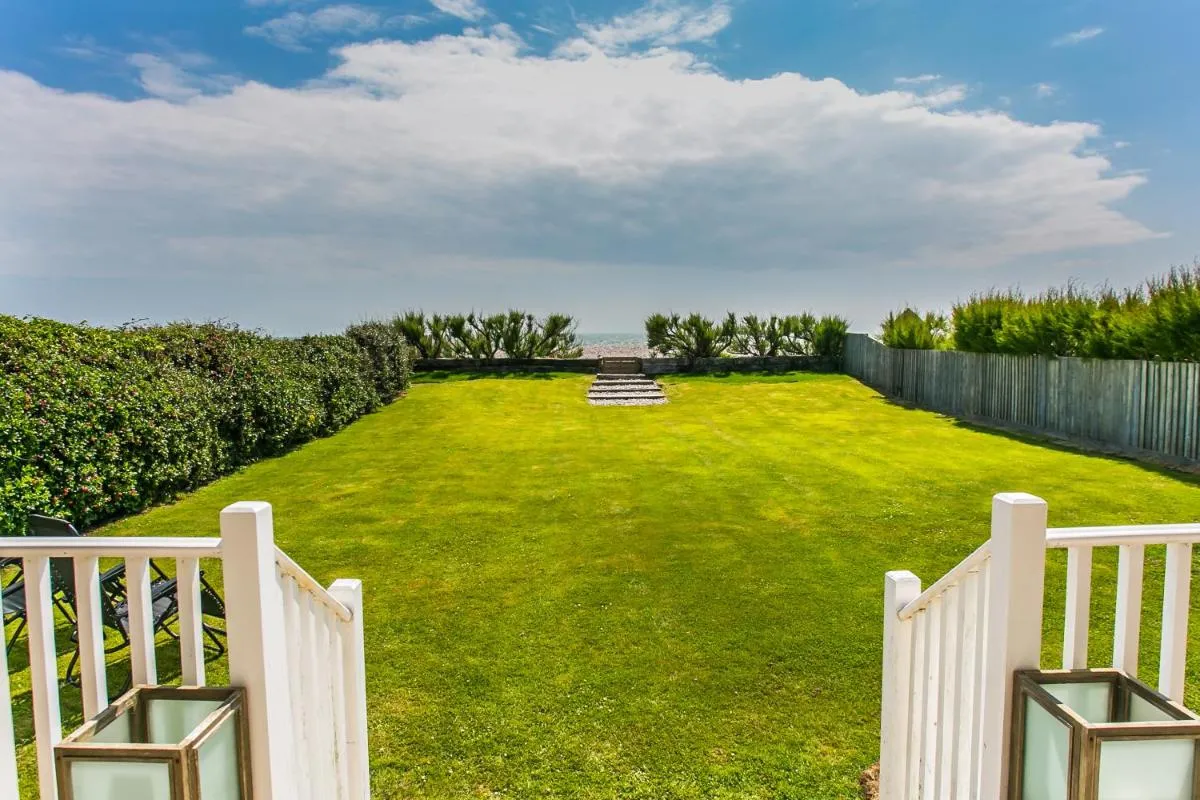 Image 2 of Sunshine – Beachfront home in Bracklesham Bay