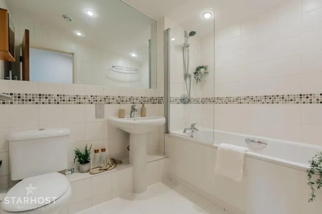Image 2 of Super 2 Bedroom Ocean Village Apt with Marina View