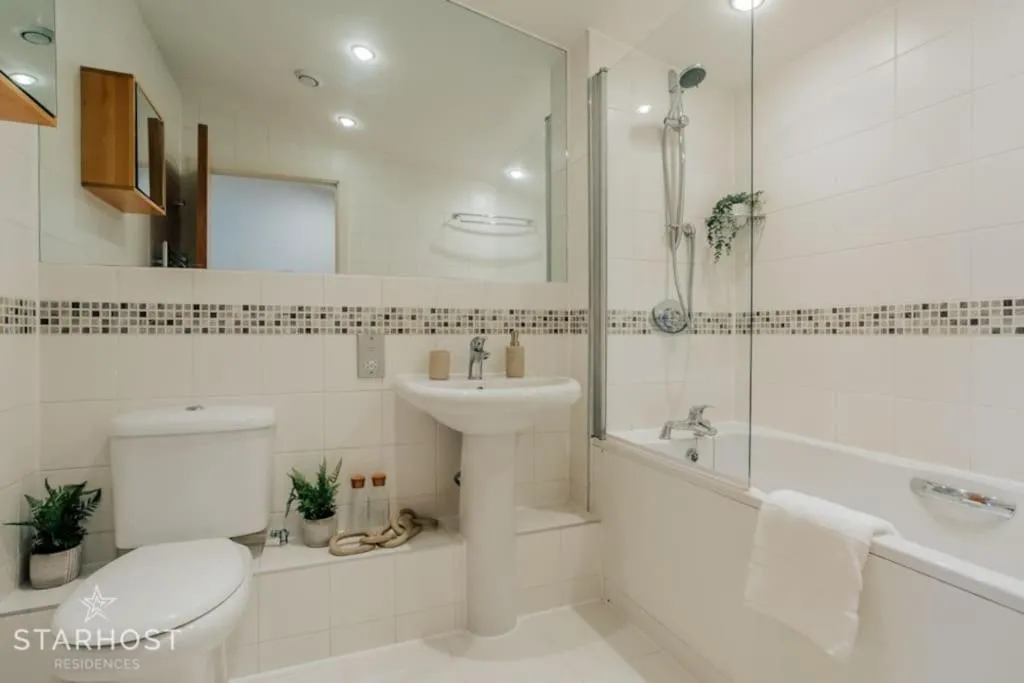 Image 6 of Super 2 Bedroom Ocean Village Apt with Marina View