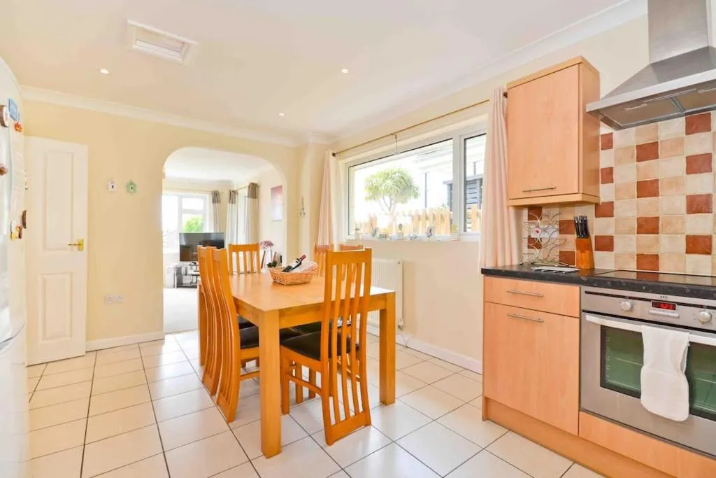 Image 2 of Tara, Spacious Family Home, Wonderful Sea Views