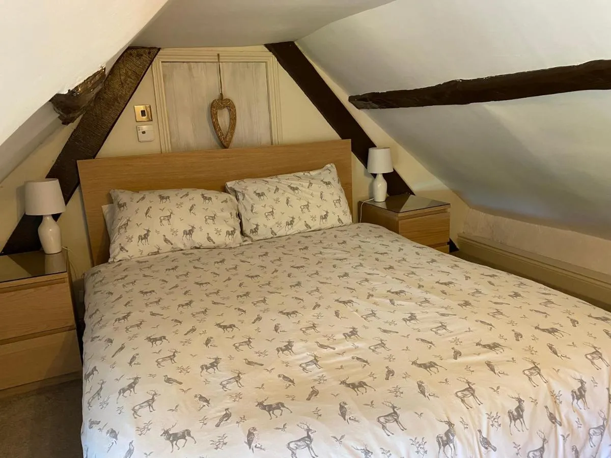 Image 1 of Thatch Cottage, East Boldre nr Beaulieu and Lymington