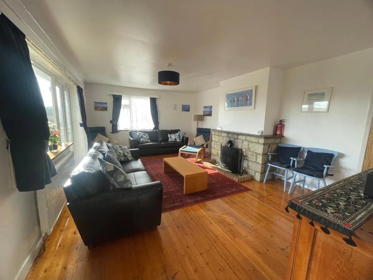 Image 4 of Three Gables, West Wight village house, Sleeps 10