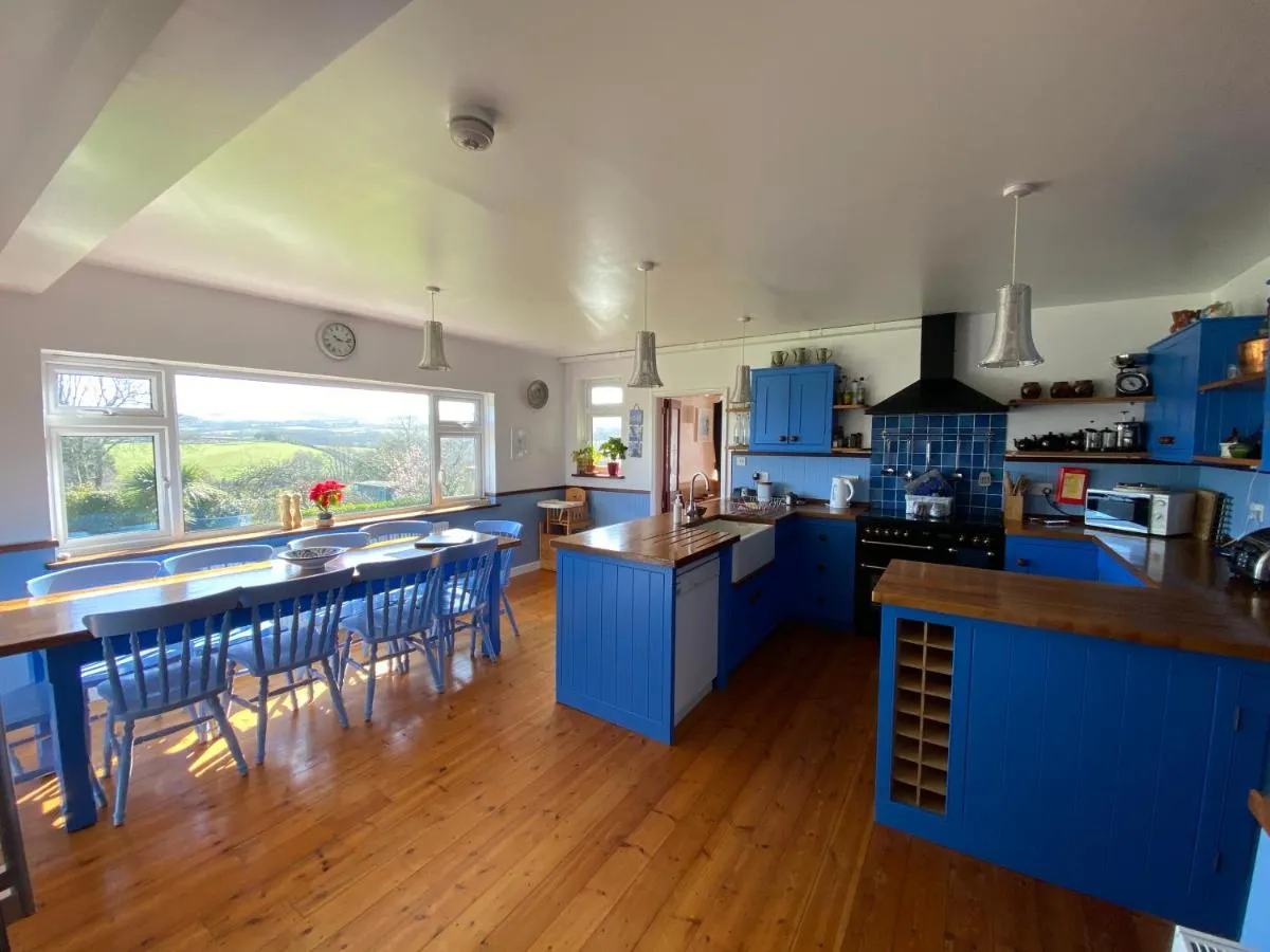 Image 2 of Three Gables, West Wight village house, Sleeps 10