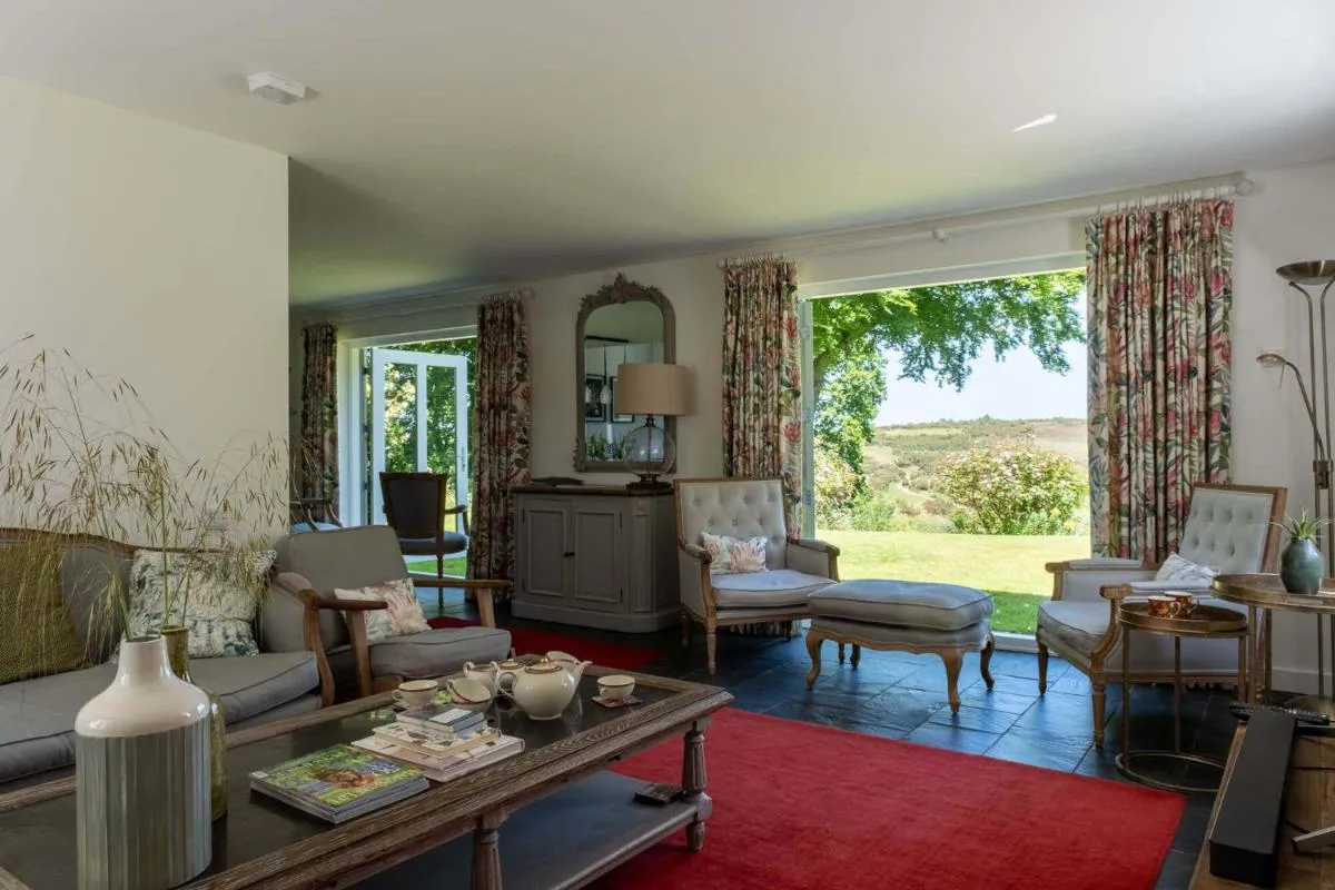 Image 6 of Valley View House