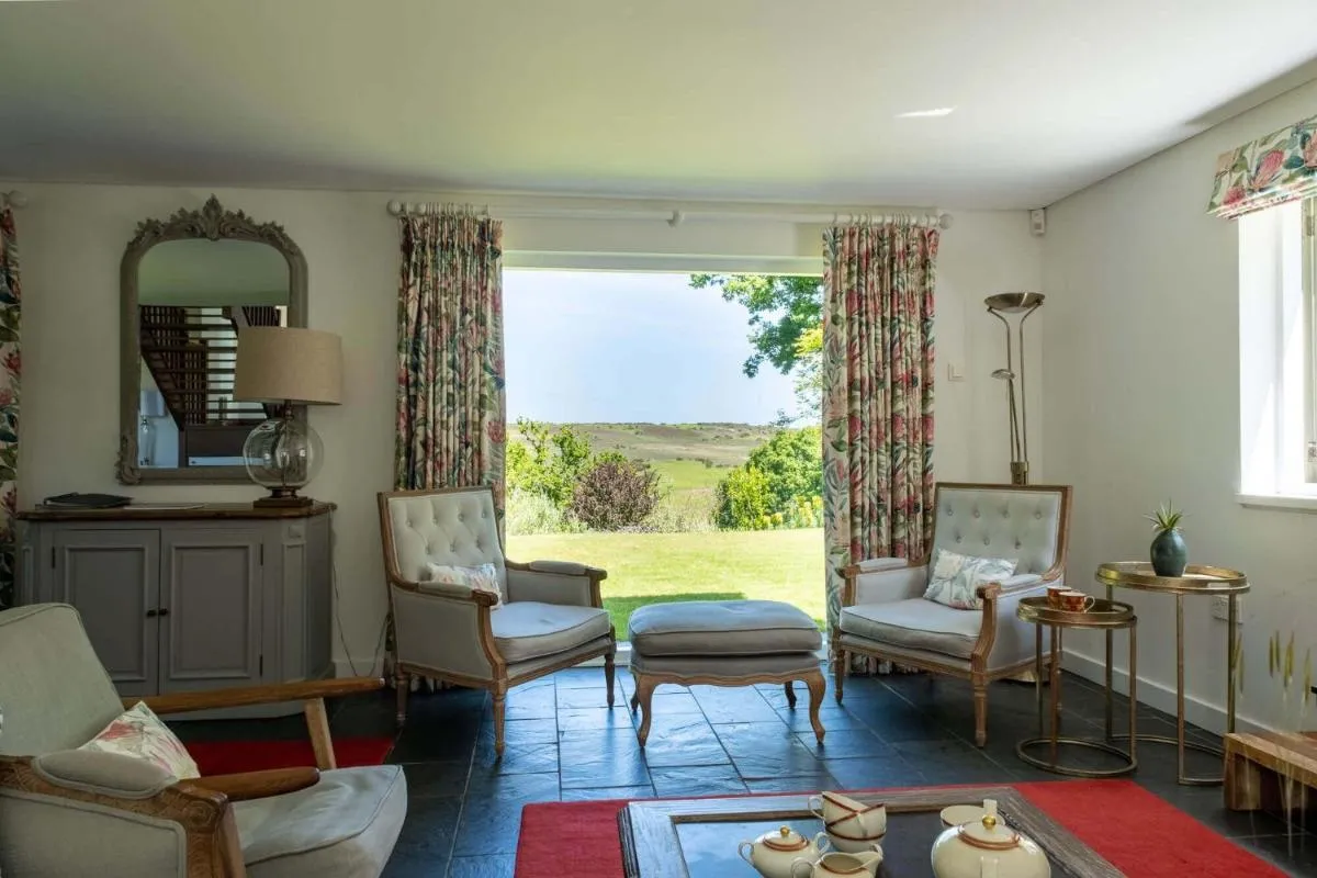 Image 3 of Valley View House