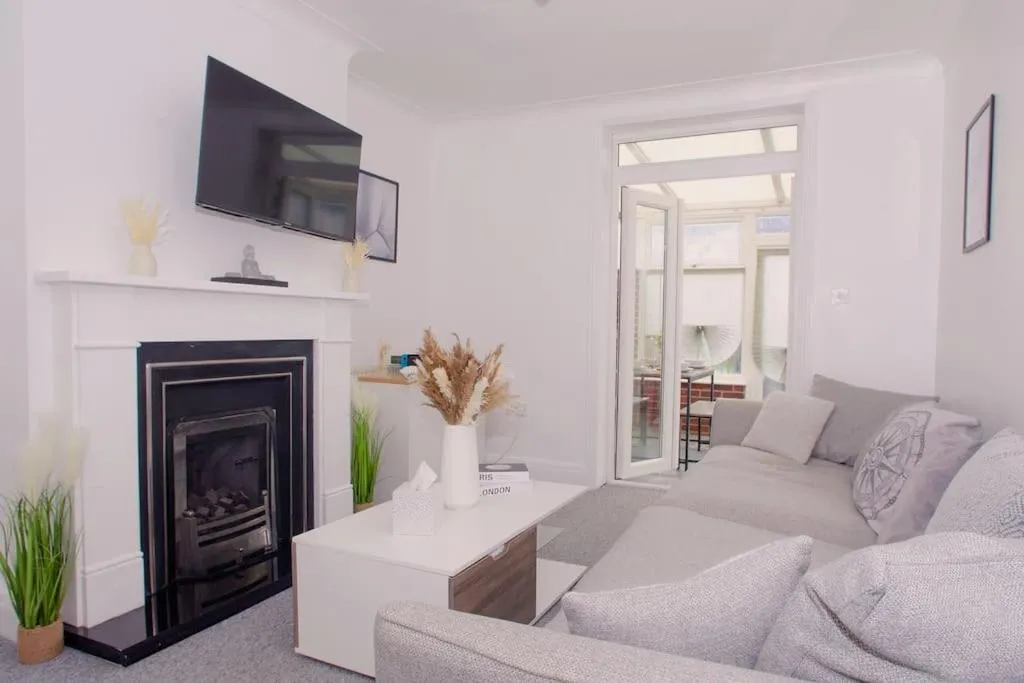 Image of Vibrant 4 Bedroom House With Game Area & Garden