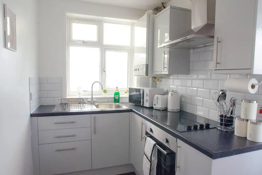 Image 3 of Vibrant 4 Bedroom House With Game Area & Garden
