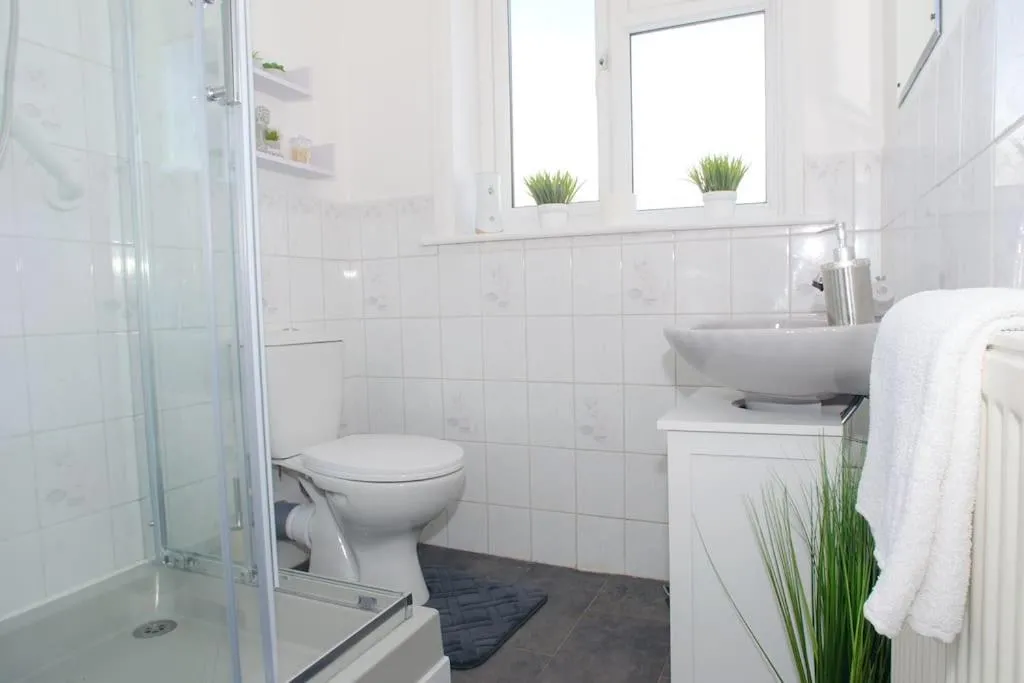 Image 2 of Vibrant 4 Bedroom House With Game Area & Garden