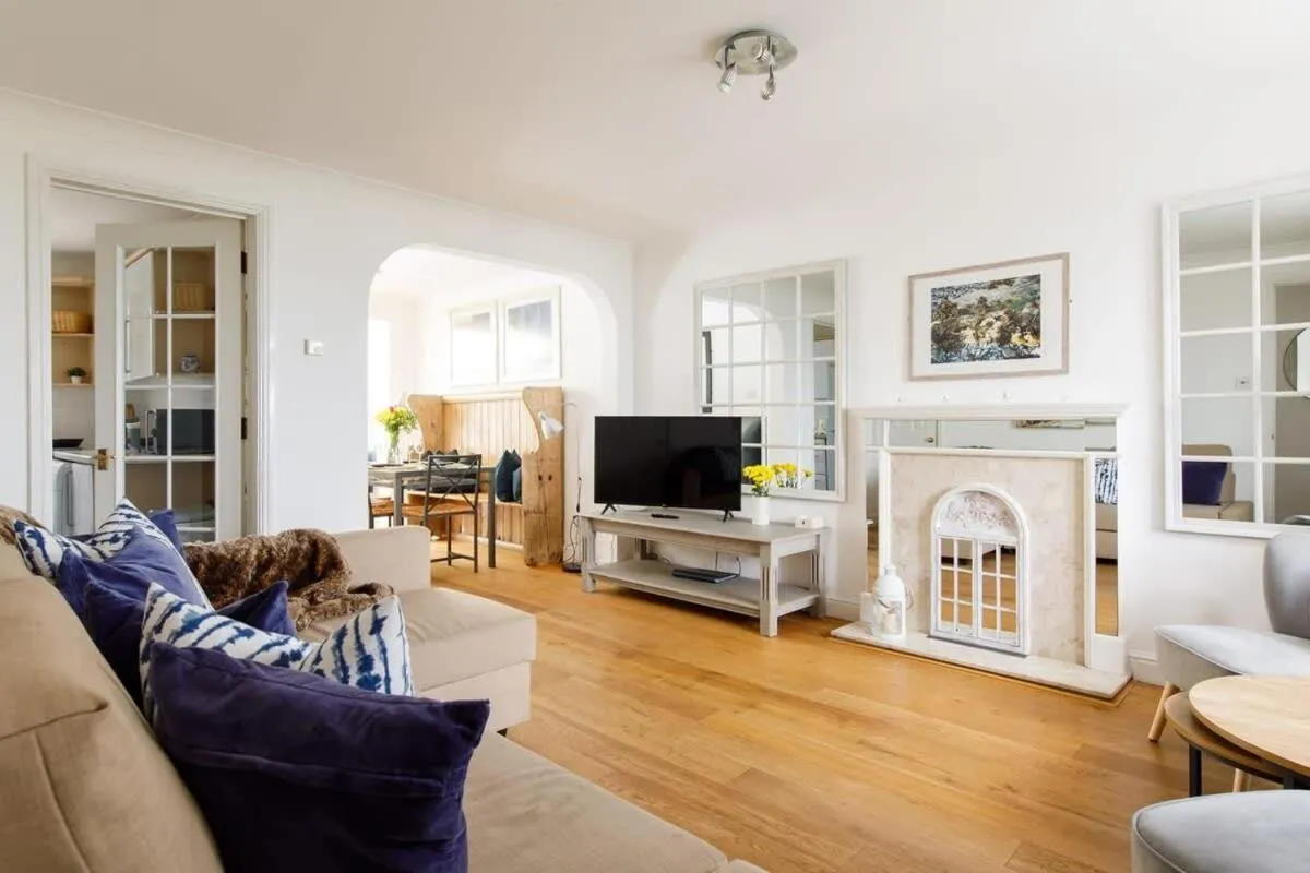 Image 4 of Wonderful Seafront Home – Panoramic Ocean Views