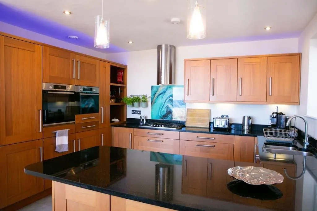 Image 3 of Wow I’m living on the beach. Luxury 4 bed sleeps 8