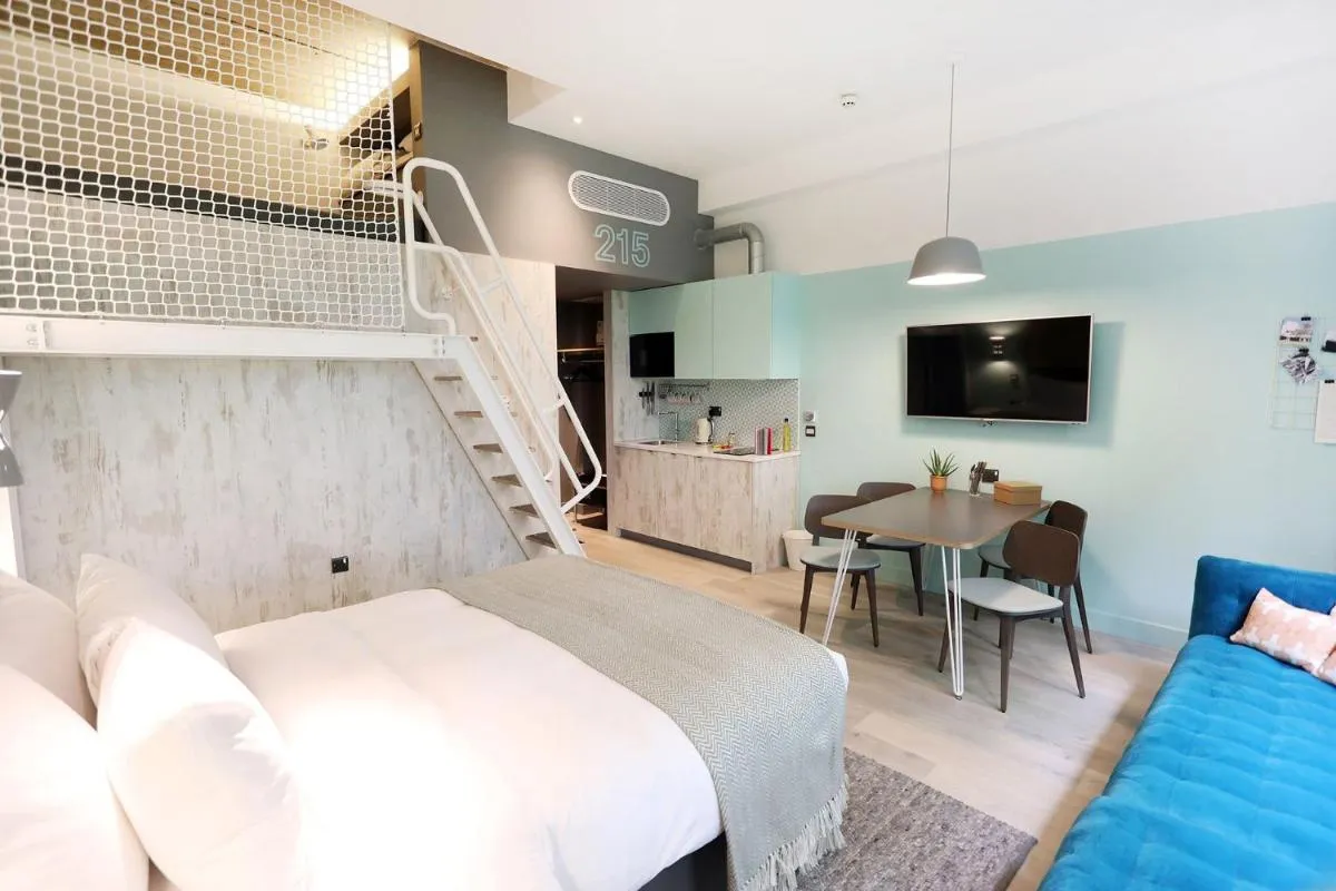 Image 2 of room2 Southampton Hometel