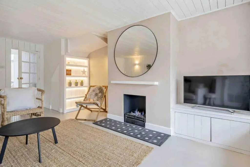 Image 1 of sea side cottage *brand new*